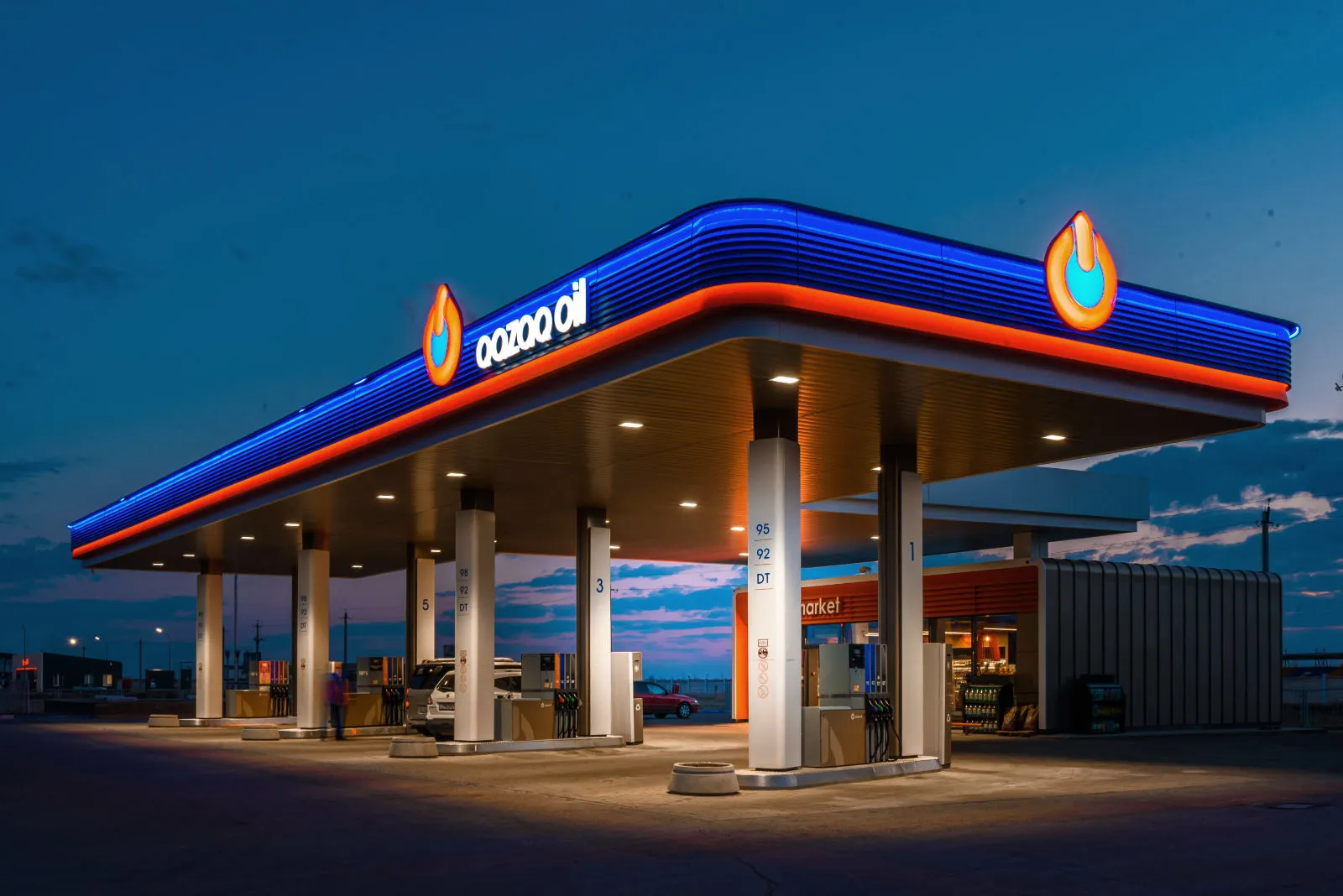 Qazaq Oil — stacija vakara krēslā