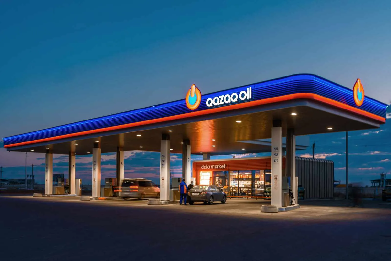 Qazaq Oil — stacija vakara krēslā